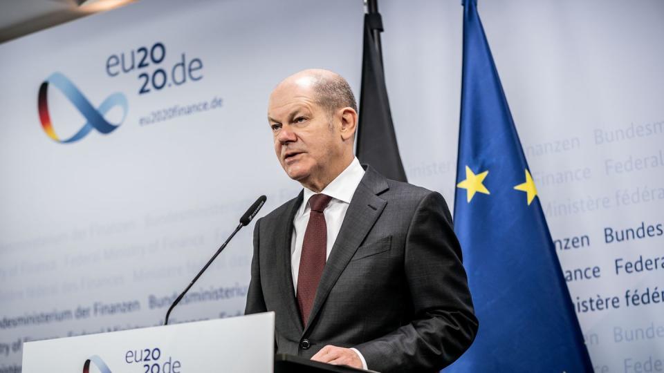 Bundesfinanzminister Olaf Scholz gibt vor der Videokonferenz der EU-Wirtschafts- und Finanzminister ein Pressestatement.