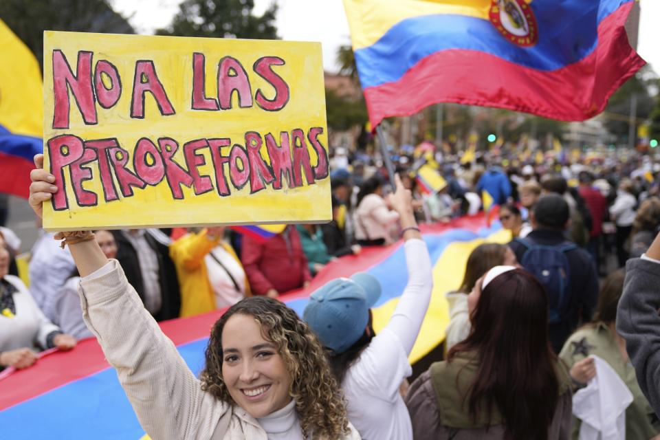 Manifestantes protestan en contra de las reformas propuestas por el gobierno en Bogotá, Colombia, el miércoles 15 de febrero de 2023. (AP Foto/Fernando Vergara)