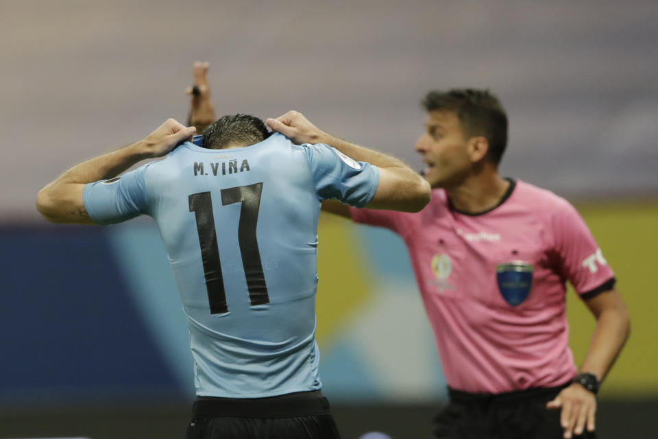 Matías Viña, de Uruguay, se cubre la cabeza luego de fallar el penal decisivo en la tanda ante Colombia, en los cuartos de final de la Copa América, el sábado 3 de julio de 2021, en Brasilia (AP Foto/Silvia Izquierdo)