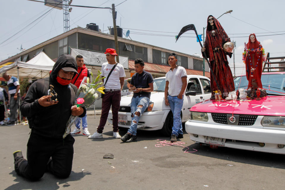 En el marco de la entrada a la 'nueva normalidad', primera fase de reactivación ante la crisis por la pandemia de COVID-19, creyentes a la Santa Muerte visitan el altar en la calle de Alfarería número 12 en el popular barrio de Tepito. Ciudad de México, 1 de junio del 2020. NOTIMEX/FOTO/ROMINA SOLIS/RSF/REL