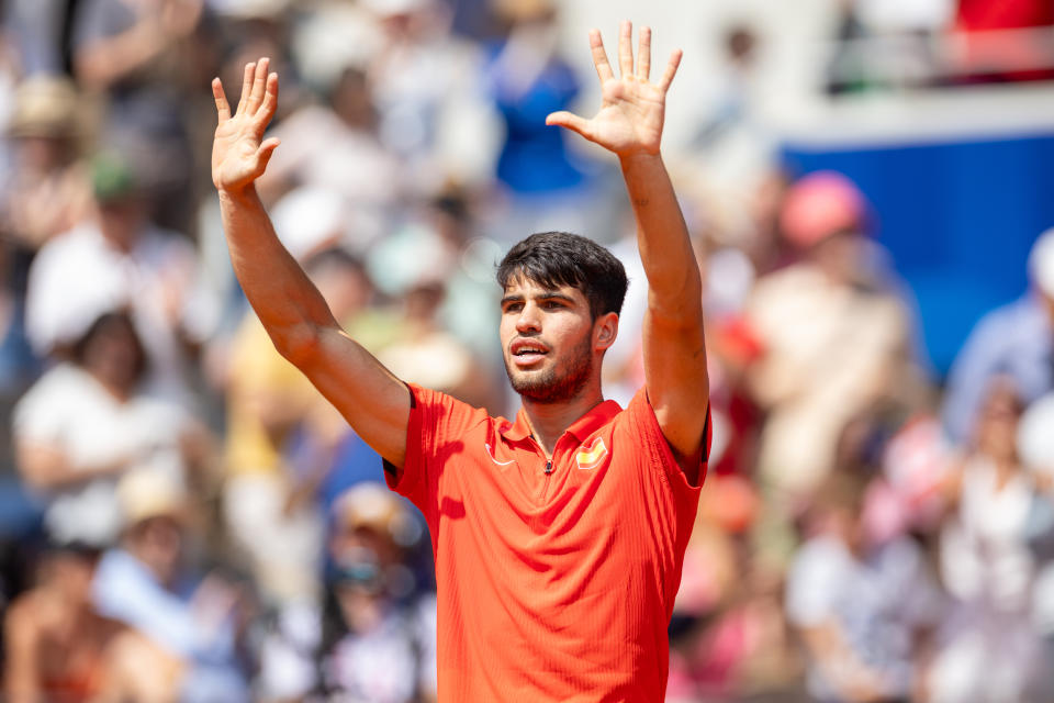 Carlos Alcaraz dari Tim Spanyol merayakan poin pertandingan selama pertandingan Semifinal Tunggal Putra Tenis melawan Felix Auger-Aliassime dari Tim Kanada pada hari ketujuh Olimpiade Paris 2024 di Roland Garros pada tanggal 02 Agustus 2024 di Paris, Prancis. (Foto oleh Andrzej Iwanczuk/NurPhoto via Getty Images)