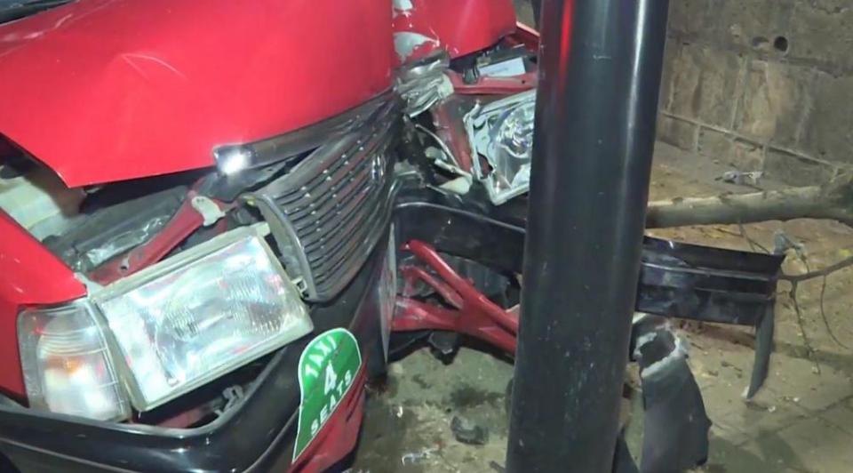尖沙咀的士撞樹撼燈柱惹「頂包」疑雲，司機涉危駕被捕。(電視截圖)