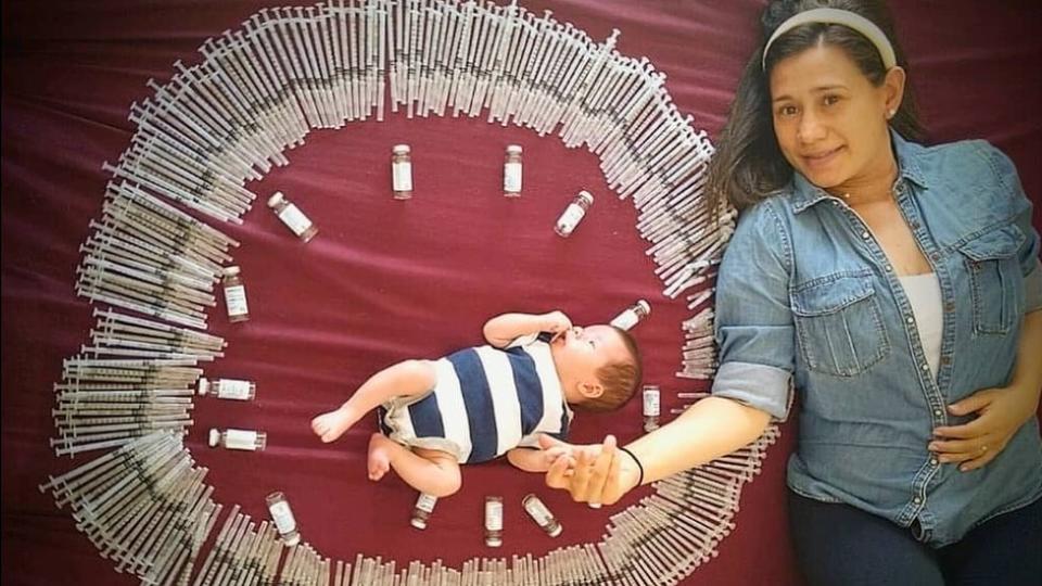 Ileana posa con su hijo Gabriel y las inyecciones de anticoagulante que necesitó durante el embarazo.