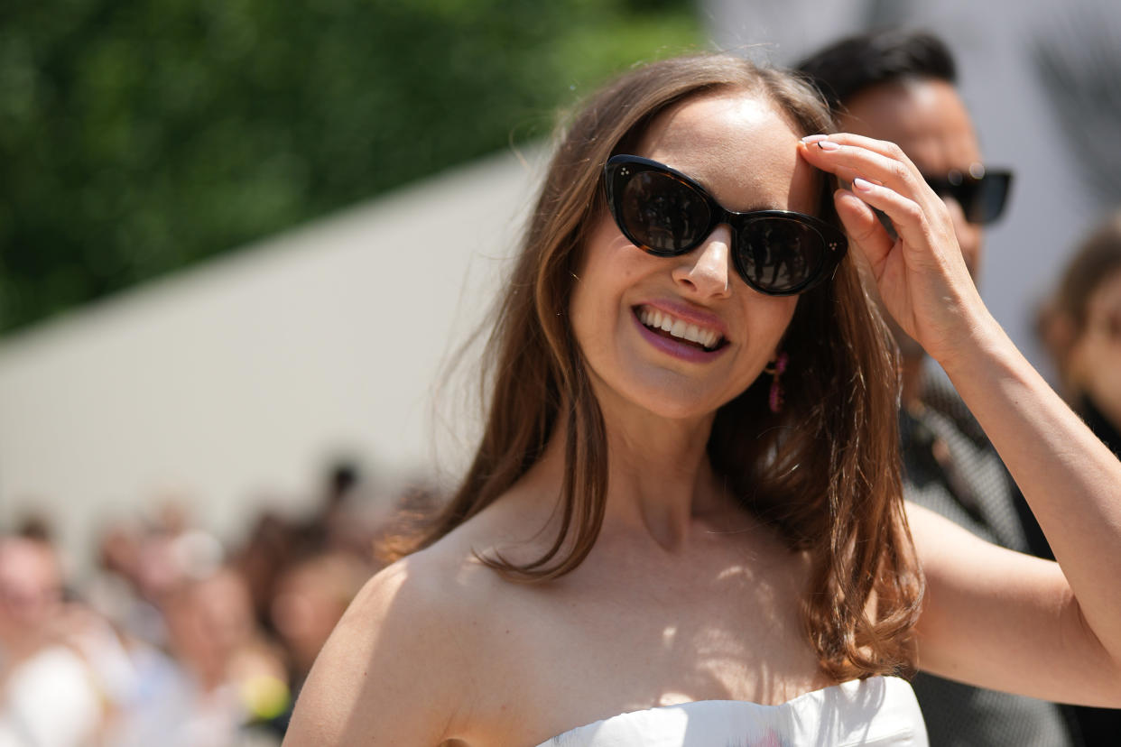 Natalie Portman en París en julio sin su anillo de bodas. (Photo by Edward Berthelot/Getty Images)