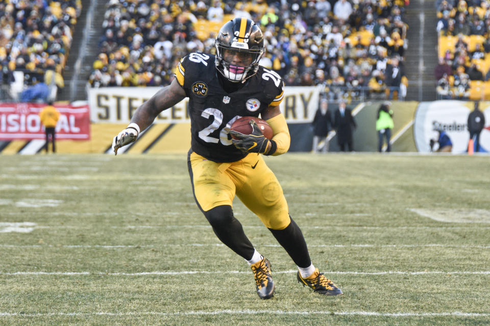 Le’Veon Bell, currently the league’s highest-paid running back, wants even more money than what he’s making. (AP Photo/Don Wright)