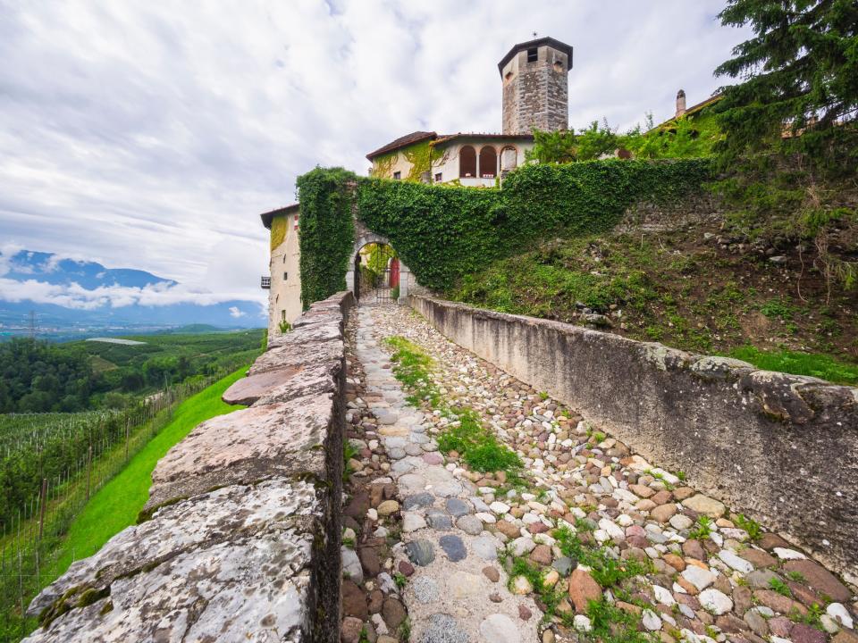 <p>Die alte Befestigungsanlage ist der perfekte Aussichtspunkt auf die malerische Landschaft. Das Foto zeigt außerdem den 90 Meter hohen, achteckigen Granitturm.</p>