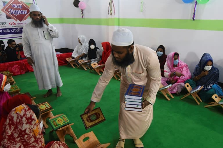 Un enseignant distribue des copies du Coran dans une madrasa pour les personnes transgenres, à Dacca le 6 novembre 2020