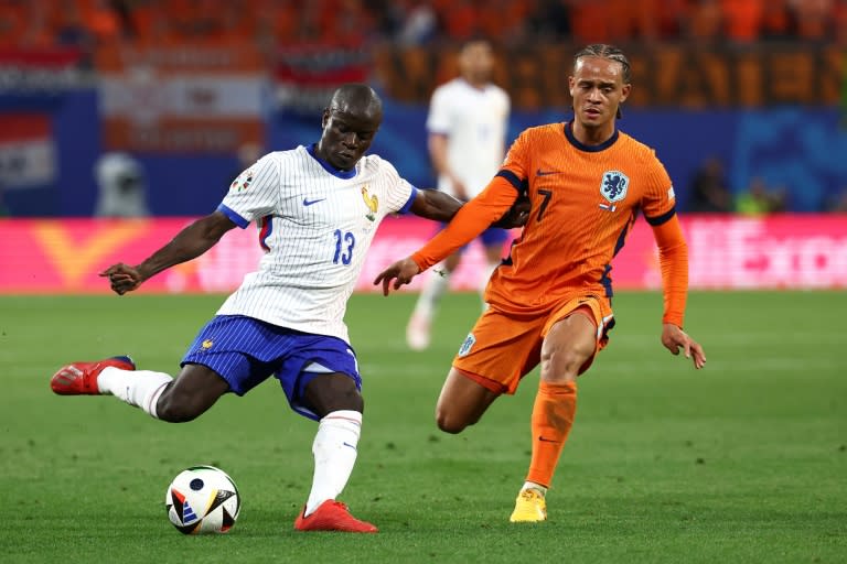 N'golo Kanté, ici à la lutte avec l'attaquant néerlandais Xavi Simons, a été désigné homme du match France-Pays Bas de l'Euro-2024 vendredi soir, après avoir déjà été homme du match lors de la rencontre d'ouverture contre l'Autriche. (FRANCK FIFE)