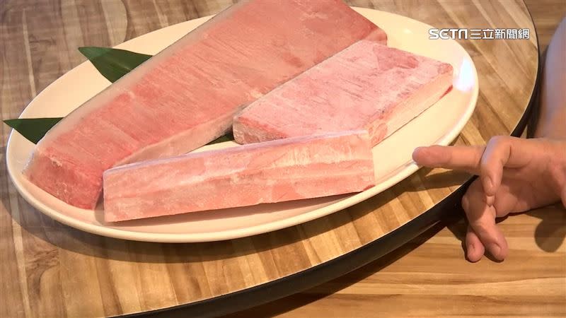 魚肉經過退冰後才切片端上桌。