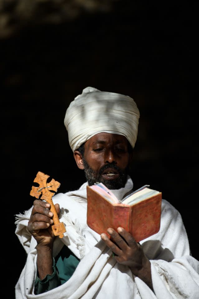 <p>Ein Priester betet in einer Kirche während der Timkat-Feierlichkeiten im äthiopischen Gonder. Timkat ist das äthiopisch-orthodoxe Fest der Epiphanie. (Bild: Erik De Castro/Reuters) </p>