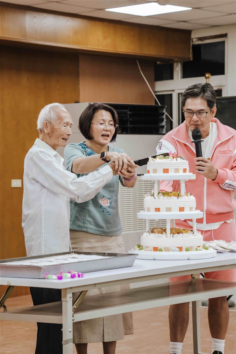 慶生會上有96歲高齡的長者，右為洪都拉斯（圖／客台提供）