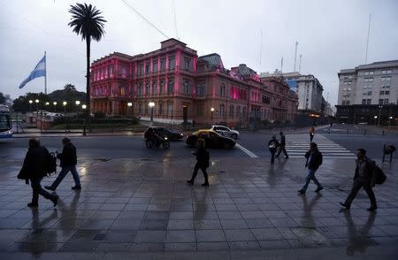 People walk in front of Casa Rosada Presidential Palace in Buenos Aires' financial district early August 1, 2014. REUTERS/Marcos Brindicci