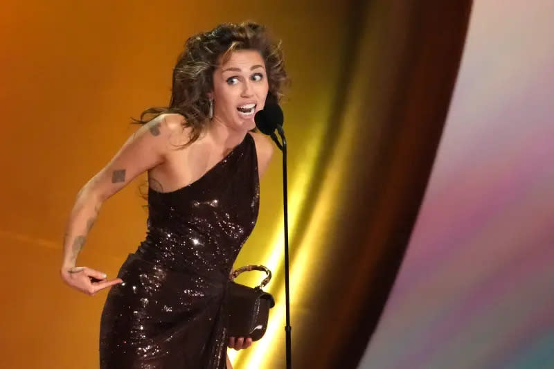 ▲麥莉希拉奪下葛萊美最大獎「年度唱片」，在台上幽默表示自己忘記穿內褲。（圖／美聯社／達志影像）