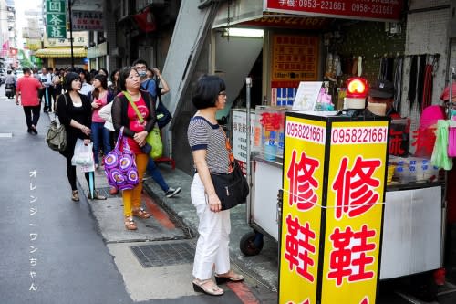 【台北漫步食記】不老客家麻糬 松江路297巷 │中山區行天宮站： 行天宮站超人氣麻糬攤～每個10塊錢六種口味顆顆都驚喜～完全手工製作想買只有當乖寶寶排隊！(招牌椰香口味人氣大推薦)