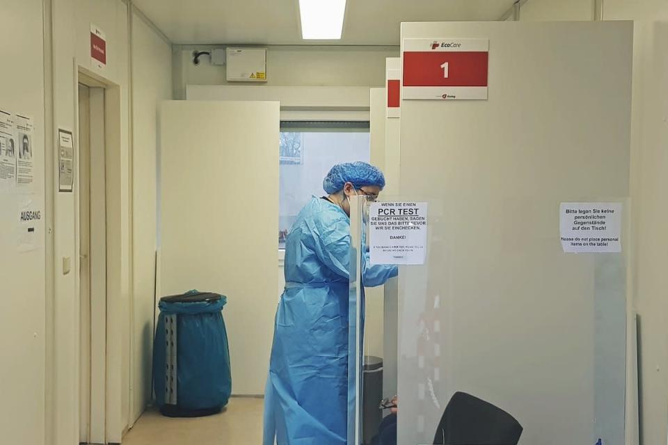 In einem Testzentrum in Heidelberg wird ein Nasenabstrich genommen.