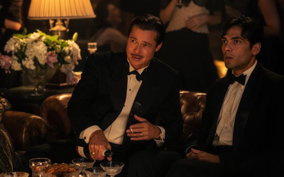Brad Pitt (links, mit Diego Calva) spielt in "Babylon - Rausch der Ekstase" einen Kostümfilm-Star, der das Kino "neu erfinden" möchte. (Bild: Paramount Pictures)