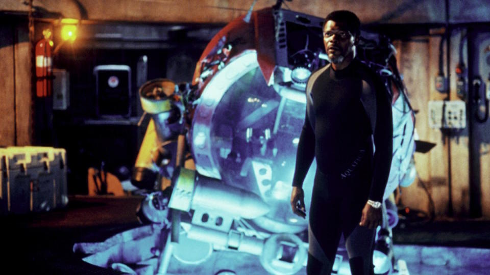 Samuel L. Jackson stands in an underwater lab in Deep Blue Sea