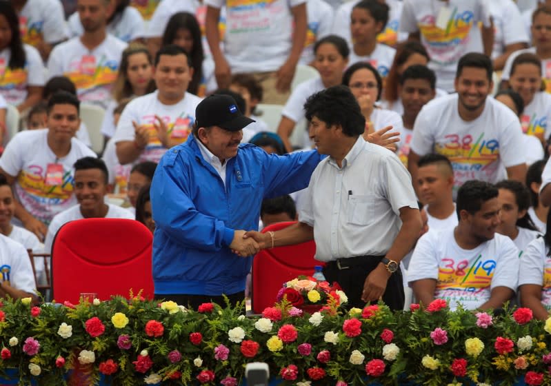 FOTO DE ARCHIVO: El presidente de Nicaragua, Daniel Ortega, saluda al de Bolivia, Evo Morales, durante un evento que conmemora el aniversario de la Revolución Sandinista en Managua.