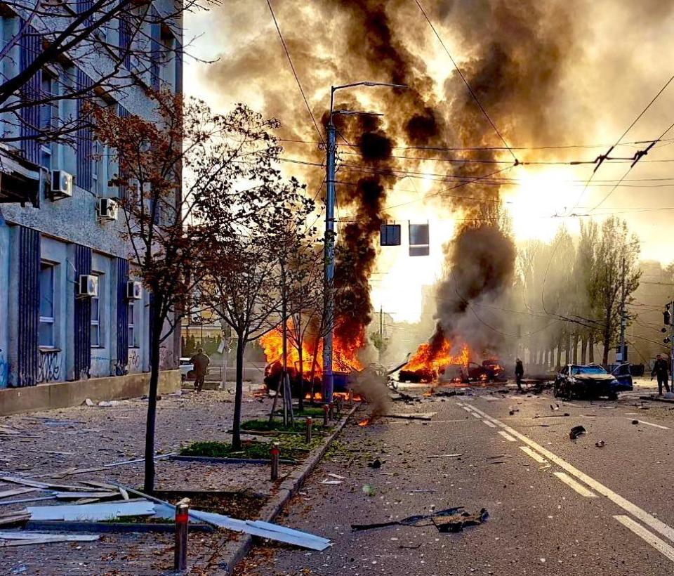 基輔市中心 10 日上午遭4枚導彈連環轟炸。   圖: 翻攝自 烏克蘭新聞《Ukraine News 》推特 