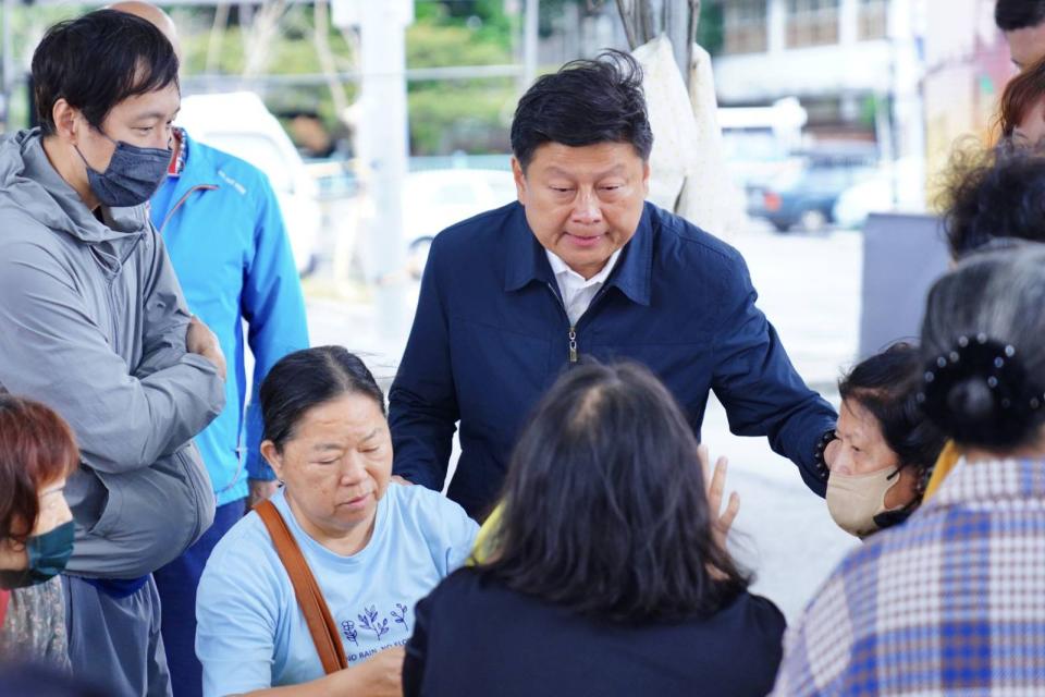 花蓮立委傅崐萁在0403花蓮強震時，第一時間趕回花蓮安慰民眾。（傅崐萁國會辦公室提供）