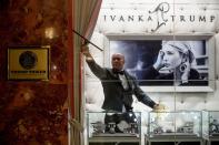 <p>Ein Mitarbeiter putzt die Fenster der "Ivanka Trump Collection" in der Lobby des Trump Towers in New York. (Bild: Andrew Harnik/AP) </p>