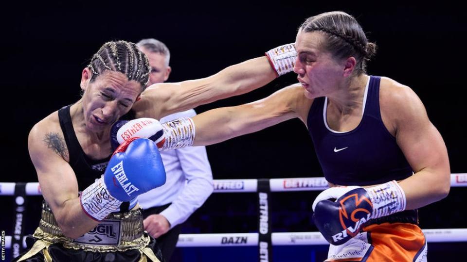 Ellie Scotney fighting Laura Soledad Griffa