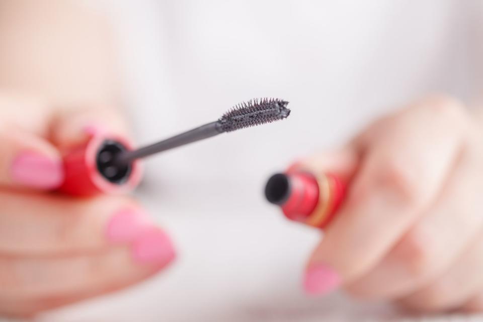 Die Mascara ist keine Luftpumpe! Durch das mehrmalige Pumpen mit dem Bürstenstab bringen Sie Luftbläschen in den Behälter, was dazu führt, dass Ihre Mascara austrocknet und verklumpt. (Bild: iStock / AndreyCherkasov)