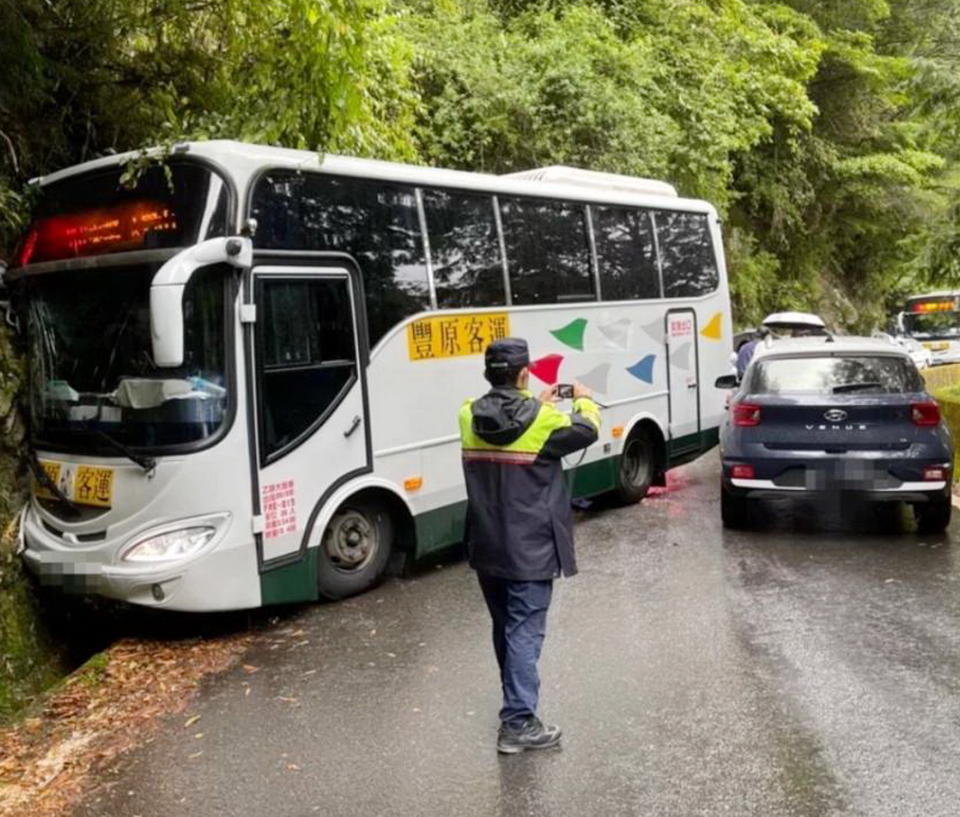 疑天雨路滑一輛豐原客運公車，下山途中在大雪山林道四十二點五公里處台中市和平區東坑路段自撞山壁，造成八名男女乘客受傷送醫受傷送醫。（記者陳金龍翻攝）