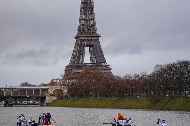<p>Lors de la course de paddle sur la Seine à Paris, le 5 décembre 2021.</p>