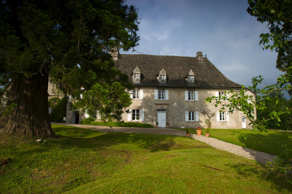 <p>Questo castello costruito 350 anni fa a Saint-Privat, paese situato nel dipartimento della Corrèze nella regione della Nuova Aquitania, è in vendita tramite lotteria, al costo di 10 sterline (11 euro circa). (foto: winafrenchchateau.co.uk) </p>