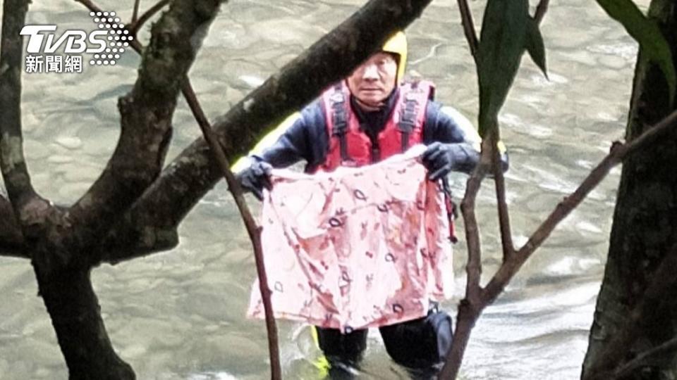 搜救人員找到粉紅色雨衣。（圖／TVBS）