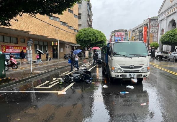 ▲男大生疑因天雨路滑自摔，不幸遭後方反應不及的小貨車輾過。(圖／翻攝畫面)