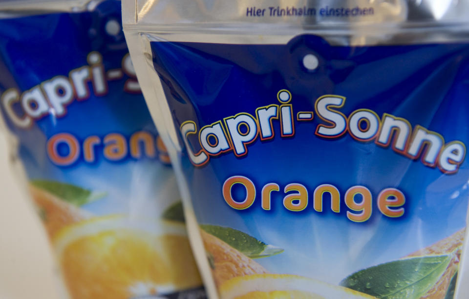 <p>Lange Zeit wurde Capri-Sun in Deutschland unter dem deutschen Namen Capri-Sonne verkauft. Mitte 2017 entschied man sich jedoch dazu, weltweit eine einheitliche Marke zu verwenden und änderte den Namen ins englische ab. Seitdem trinken 4,5 Prozent eben nicht mehr Capri-Sonne sondern Capri-Sun. (Foto: ddp) </p>