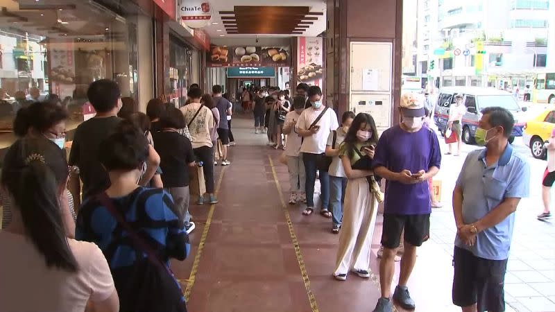 蛋黃酥名店即使上班時段人潮依然綿延不絕。