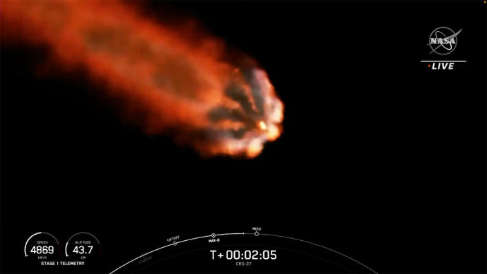 Un cohete SpaceX Falcon 9 realizó un espectacular espectáculo en el cielo nocturno el 14 de marzo de 2023, mientras impulsaba una nave de carga Dragon a la órbita con tres toneladas de suministros y equipos con destino a la Estación Espacial Internacional.  El acoplamiento está previsto para principios del 16 de marzo. / Crédito: NASA/SpaceX