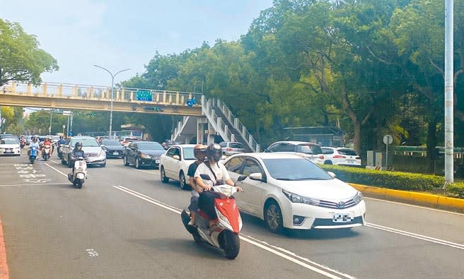 新竹市政府將推動「光復路綠門戶計畫」，規畫拆除建功路天橋同時打造1公里長綠廊，提升大學城區景觀。（陳育賢攝）
