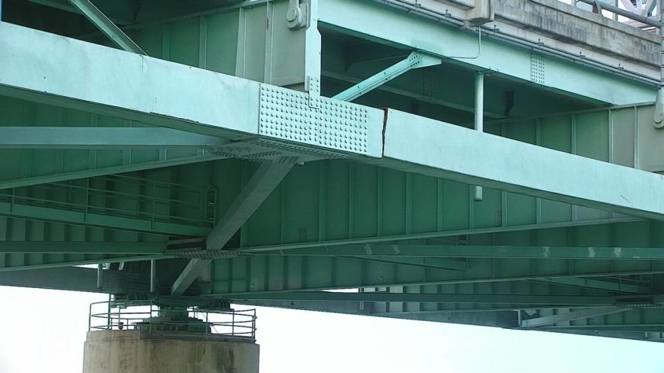 The Hernando DeSoto Bridge over the Mississippi River is indefinitely closed after a “significant fracture” was discovered in a steel beam during a routine inspection.