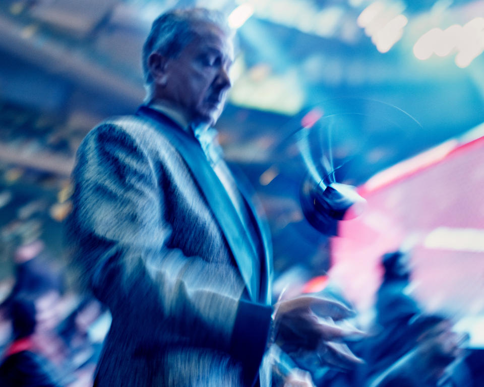 Bruce Buffer, presentador oficial de Ultimate Fighting Championship, gira su micrófono durante una noche de combates en el Madison Square Garden en Nueva York, el 11 de noviembre de 2023. (Thomas Prior/The New York Times)