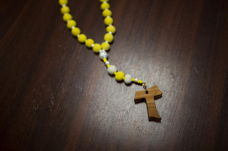 Un rosario hecho a mano por residentes del Instituto Bendito László Battyhány-Strattman como regalo para el papa Francisco se ve en una mesa en Budapest, el lunes 17 de abril de 2023. (AP Foto/Denes Erdos)