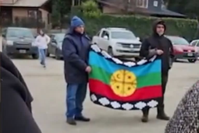 Izaron la bandera mapuche en una escuela en el sur