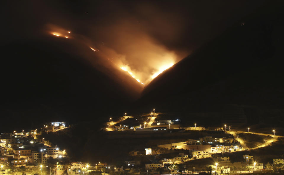 Un incendio se observa en el cerro Casitagua al norte de Quito, Ecuador, el miércoles 15 de enero de 2020. (AP Fotos/Dolores Ochoa)