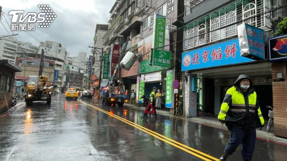 水塔疑似不堪大雨，掉落後卡在電纜線上。（圖／TVBS）