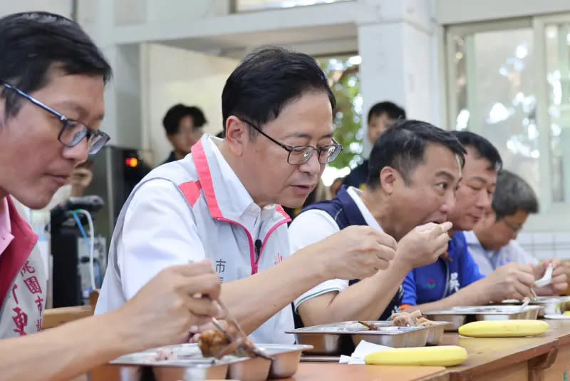 ▲張善政和學童一起享用營養午餐，希望透過增加補助金額，提升菜色品質在一定水準之上，讓小朋友和家長都滿意。（圖／桃園市政府提供）