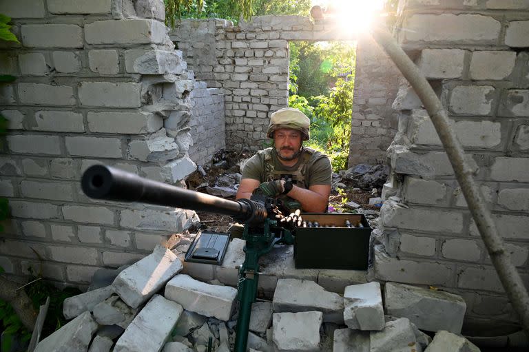 Un soldado ucraniano en su posición en Chuguiv, en la región de Kharkiv. (Photo by SERGEY BOBOK / AFP)