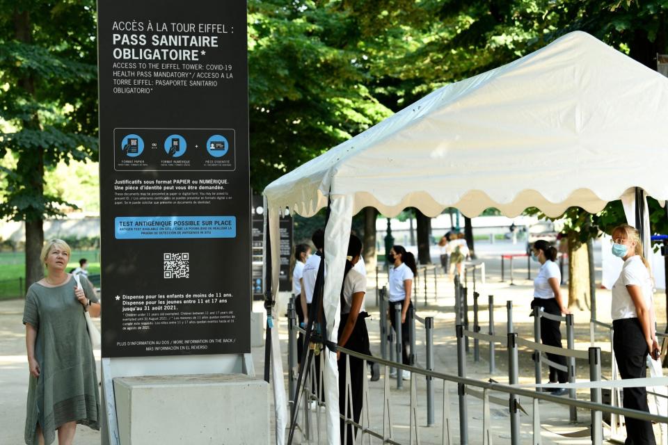 Employees of the Eiffel Tower check clients' health passes