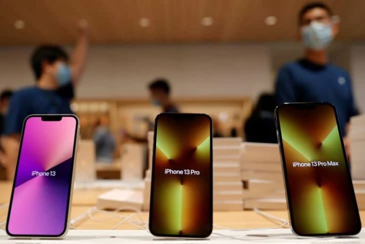 Model iPhone 13 series dipajang pada hari pertama penjualan iPhone 13 series di Apple Store Beijing, China, Jumat (24/9/2021). (ANTARA FOTO/REUTERS/Carlos Garcia Rawlins/foc.)