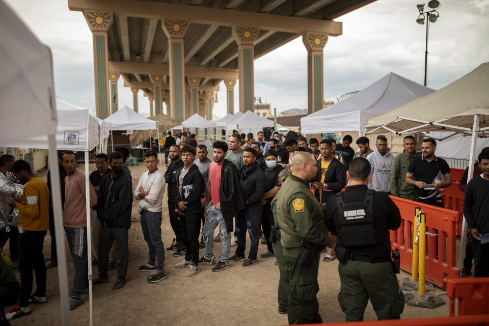 Migrantes esperan a ser procesados en El Paso, Texas, el 7 de octubre de 2022. (Ivan Pierre Aguirre/The New York Times).