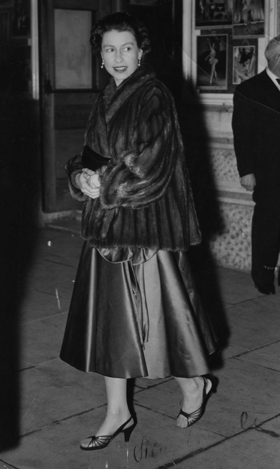 queen elizabeth wearing fur coat and dress