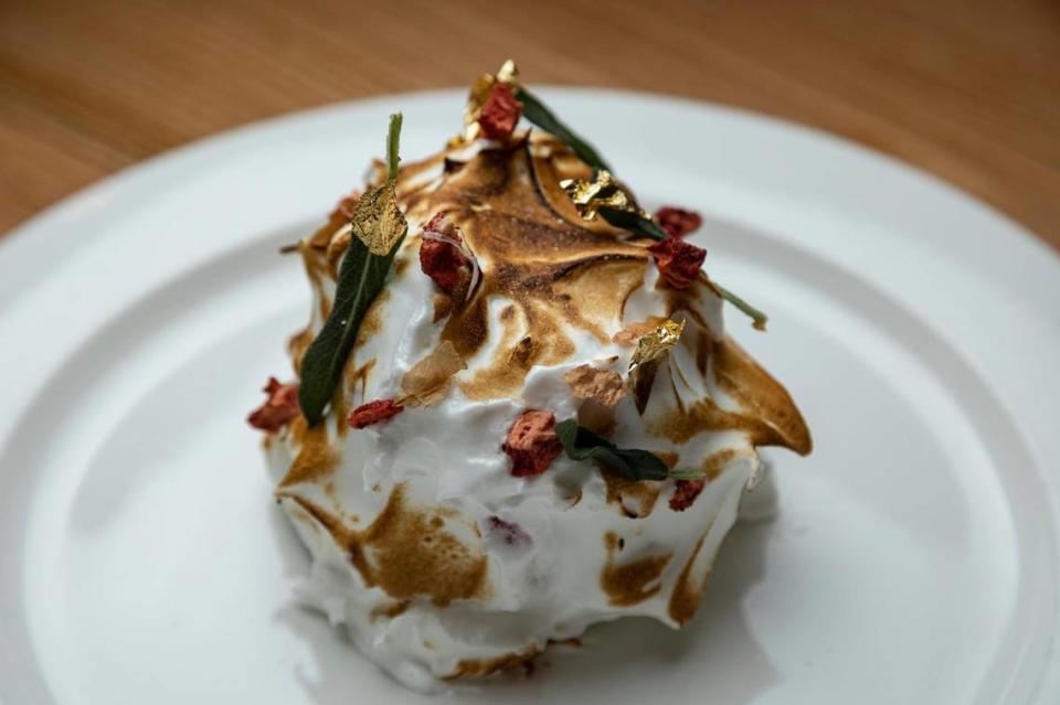 El Balcarce Baked Alaska, un postre romántico ideal para San Valentín, que integra el menú de Casa Mariano, en Doral.