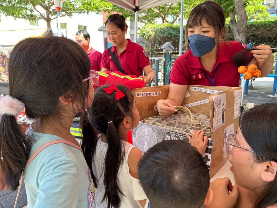 通過實際體驗，讓參與者更加深刻地理解日常生活所必備的防災及急救安全知識。圖：第一大隊提供